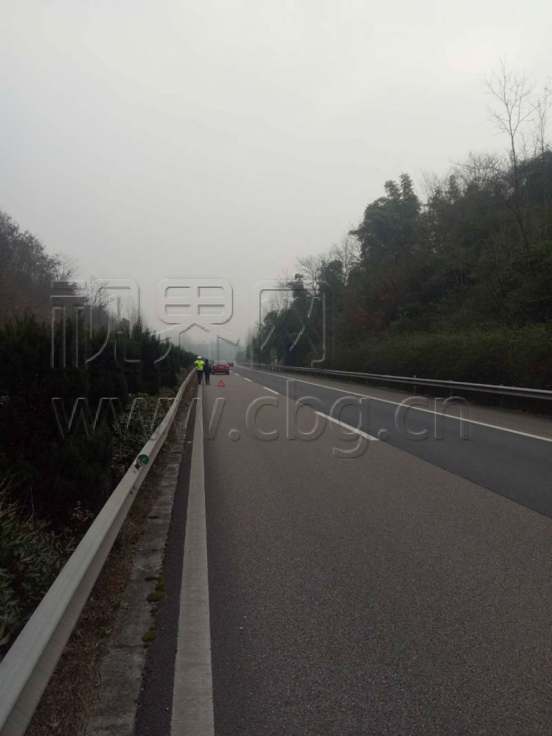 司机高速跑光油 车辆违停超车道