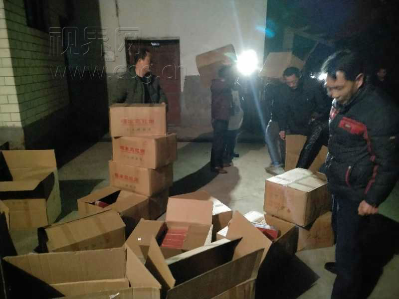 璧山一农宅内查收22箱非法烟火爆竹