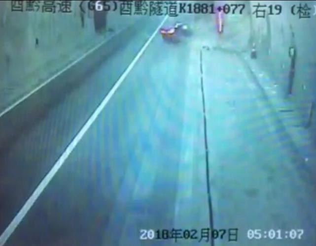 男子连续开车1100公里  新轿车被撞成“废铁”