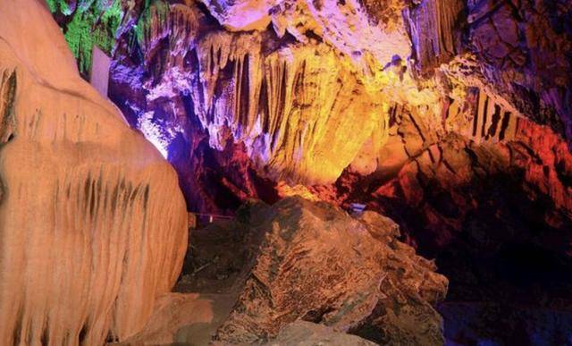 万州有个神秘洞穴  里面藏着“神州第一柱”