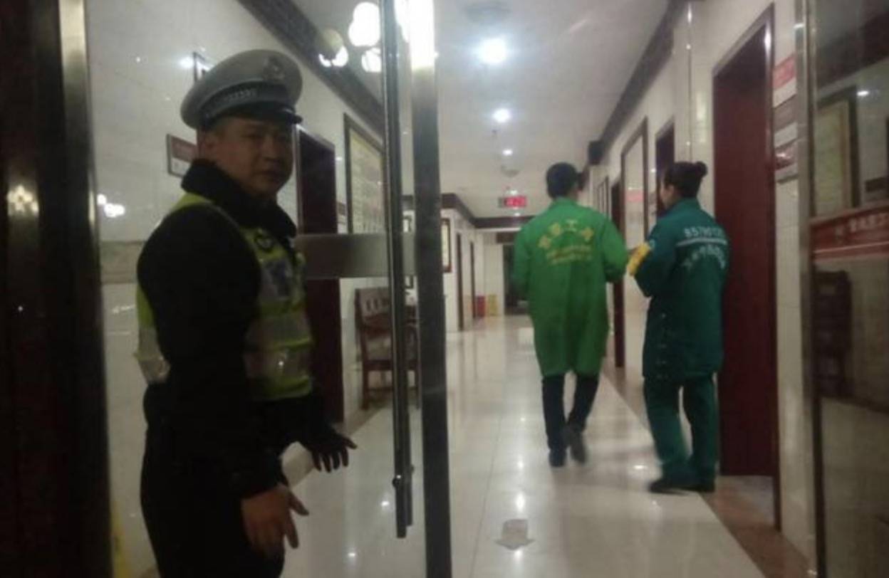 四川男子断指万州求医  民警17分钟完成护送