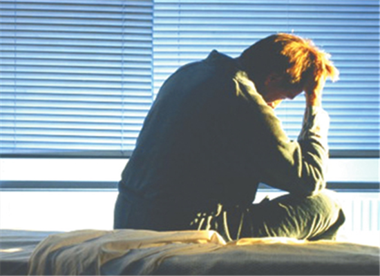 八旬老人摔伤之后疼痛难忍  凌晨发出呻吟却吵醒邻居