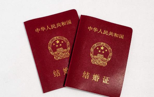 在押人员未婚妻将生产  民警带他走出看守所喜领结婚证