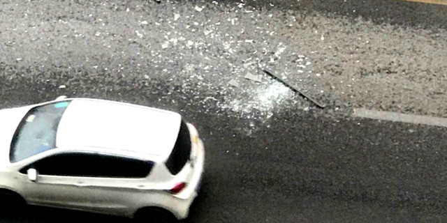 居民楼高空坠下一整块玻璃  险砸中过往车辆