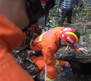两男子好奇探洞被困 众人合力绳索牵引救出