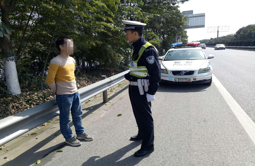 19岁男孩跟父母起争执  负气跳车“暴走”15公里