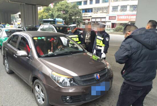 无证驾驶还跨省跑黑车 “戏精”驾驶员被拘留