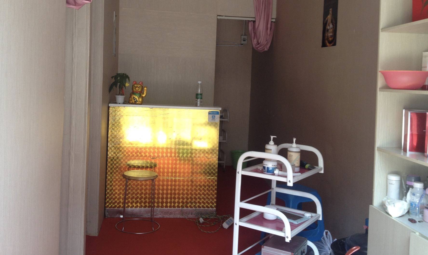 男子遇“无名”美容店被套路  不消费就顶着“黑白脸”走人