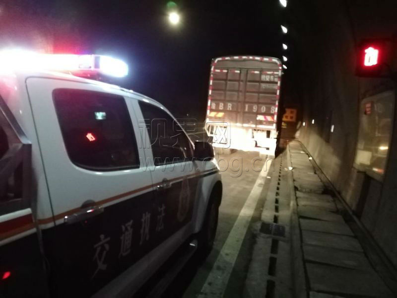 货车行驶中突然爆胎 执法人员快速处置