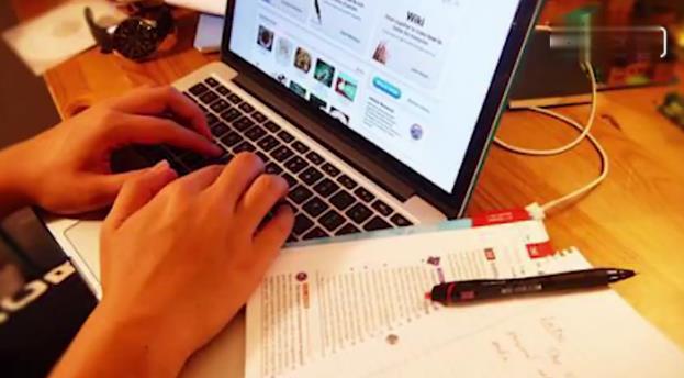 大四男生自弹自唱吐槽“写论文” 校方：学生多才多艺