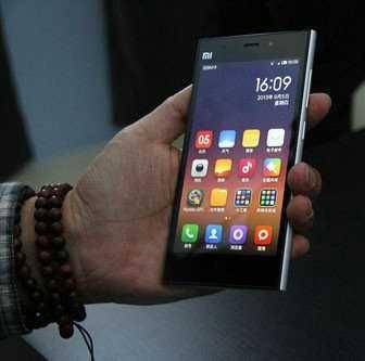 去小卖部买东西 老板悄悄把他手机捡走了