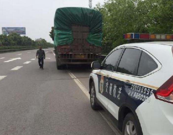 检查不到位 大货车高速上停车绑篷布被罚