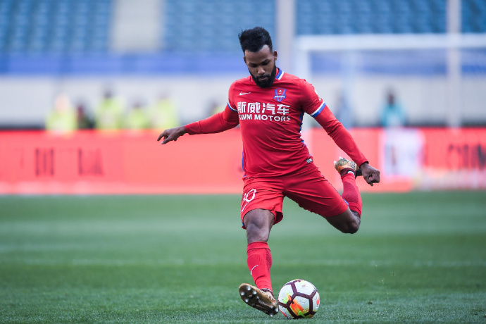 重庆斯威客平大连一方   “大摩托”献传射