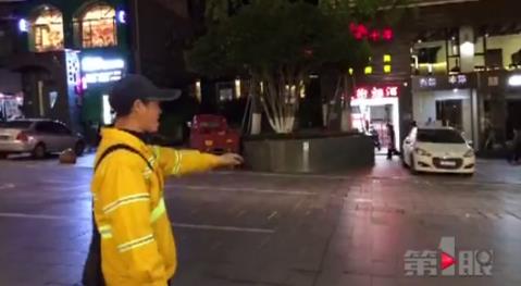 收费员一路狂追 女司机吓得差点追尾