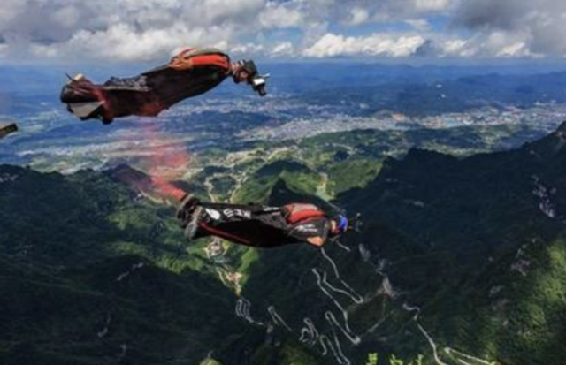 云阳龙缸首秀编队翼装飞行 6名飞人一起跳