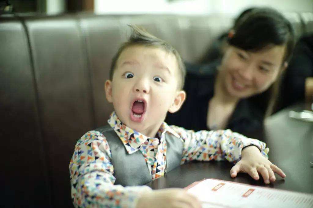 熊孩子又闯祸了：玩超市手推车划伤路边车辆