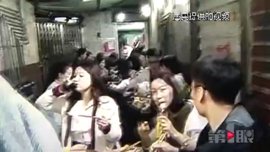 楼下串串香油烟熏人 七旬老太婆苦学法律