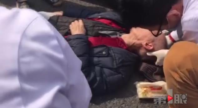 不走天桥很危险 老人横穿公路被撞倒