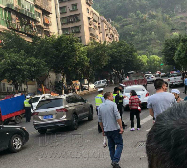 小车人行道抢行  一名学生被卷入车底