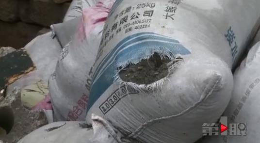 工业垃圾包围居住区？村民齐心拦下装载机