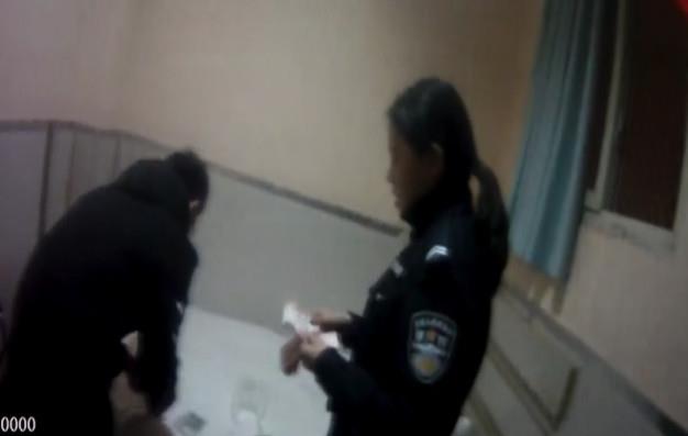 男店员监守自盗  躲宾馆数钱被抓现行