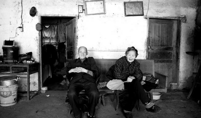 重庆8旬剃头匠 一次4元攒钱给老伴看病