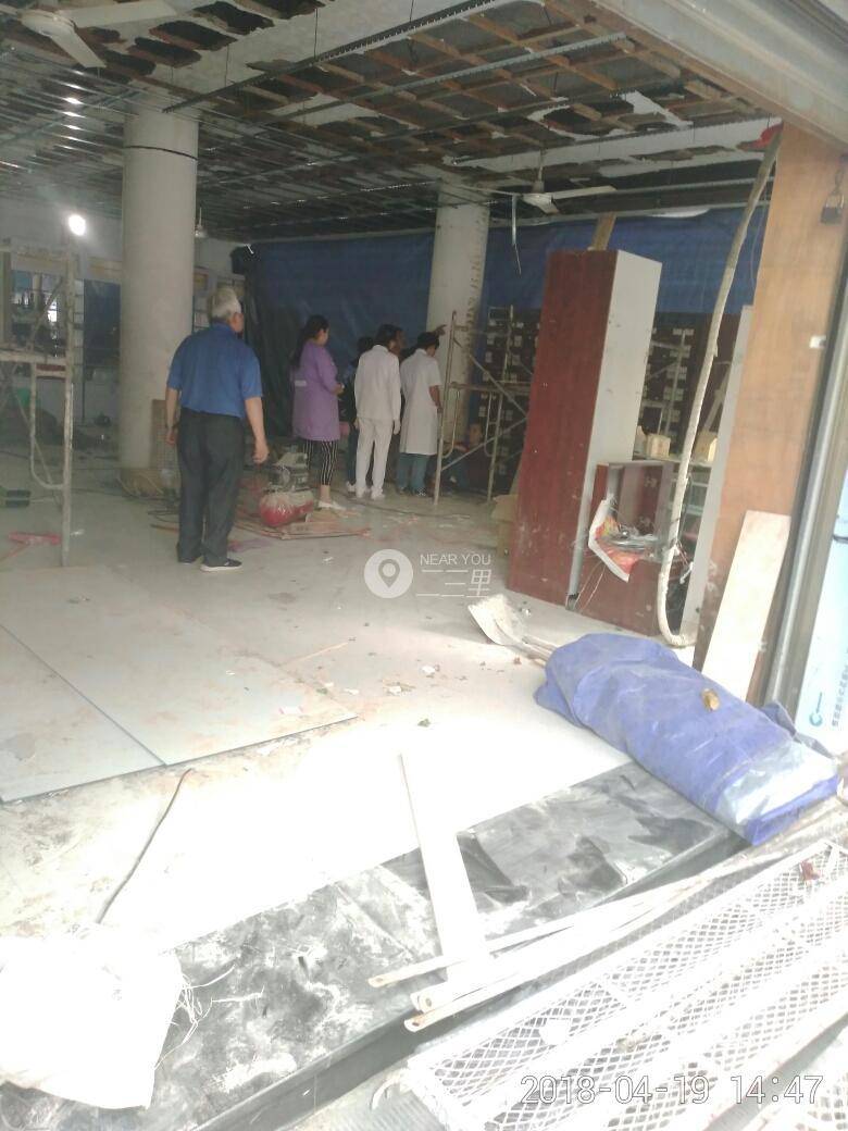 装修工从2米左右的梯子上摔下来