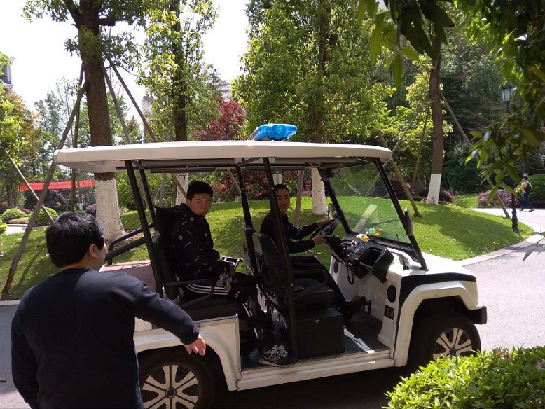 重庆这所学校里  有一群最美的宿管阿姨和最帅的安保小哥