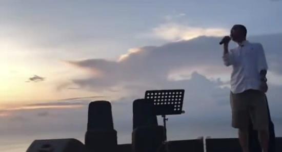 浪漫！GAI与老婆巴厘岛拍婚纱照 献歌告白甜蜜拥吻