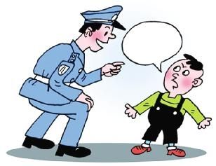 5岁小孩外出滑滑板车玩  与大人走失