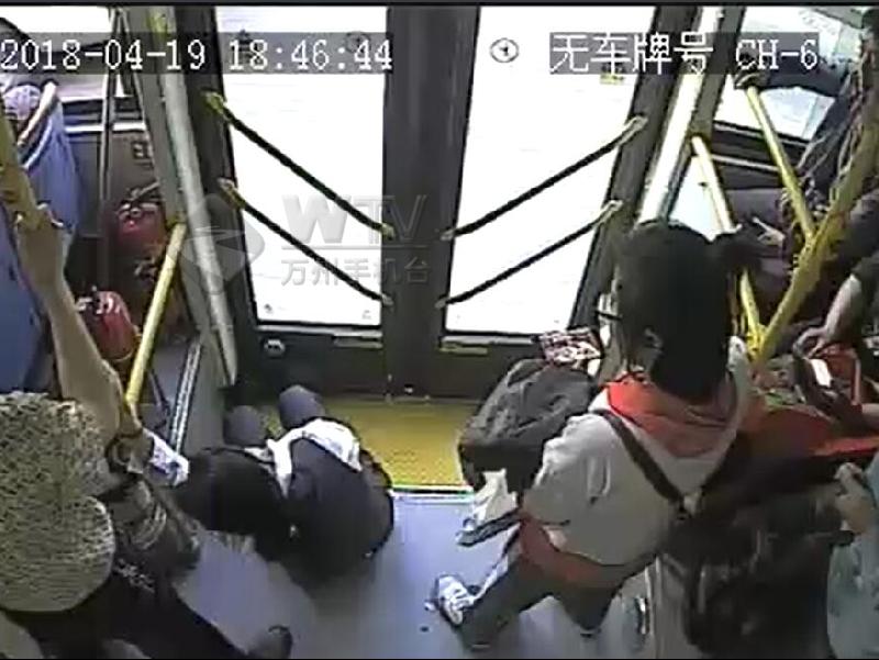 乘客晕倒 公交司机热心救助