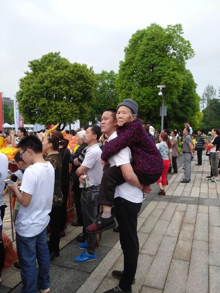 男子背90岁母亲看马拉松赛刷爆朋友圈