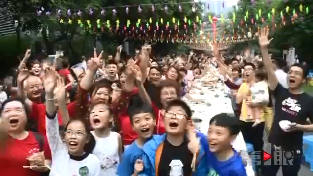 小区自发组织百家宴 千人同时聚餐