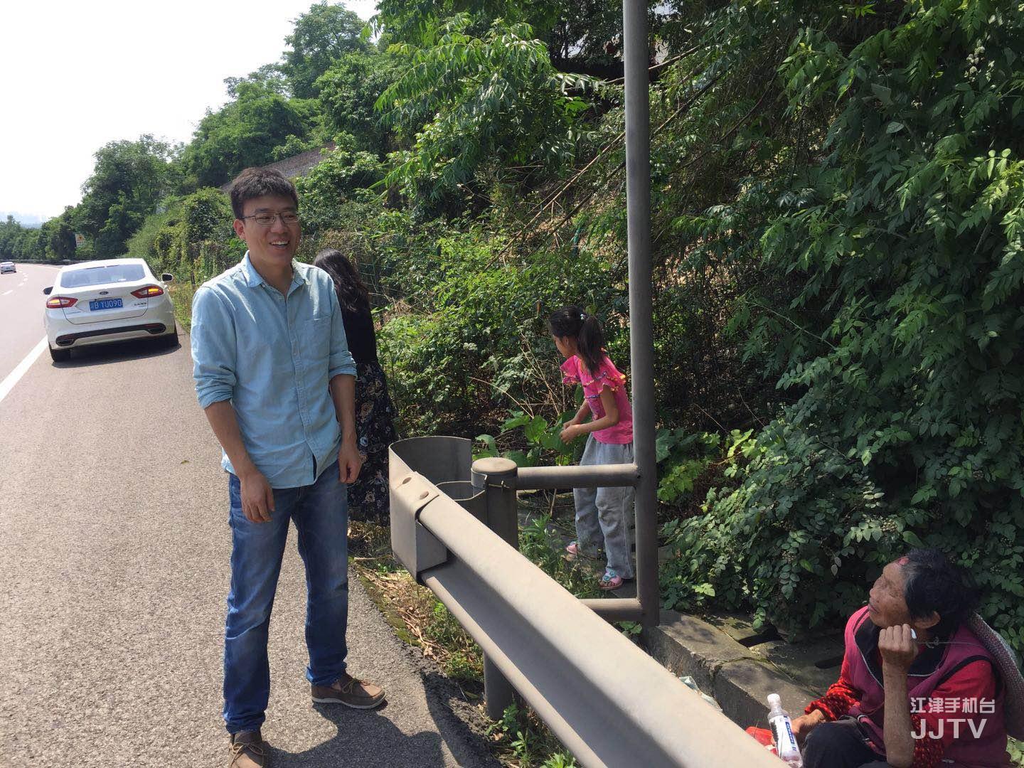 两名行人误上高速 好心驾驶员助其脱险