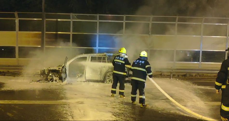 奔驰行驶途中自燃 烧得只剩后面两个轮胎