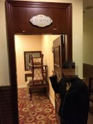 饭店服务员帮客人充电 趁机用其手机转走钱