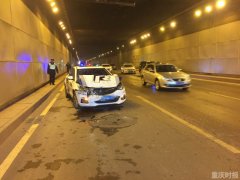 男子隧道里超车追尾货车