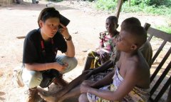 ​重庆​女孩独闯非洲原始部落 学当地人吃虫子和白蚁