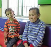 脑瘫女孩坐在奶奶背篓里 一起拾荒12年