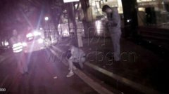 糗大了！15岁少年醉倒公交站 交巡警专人守护
