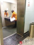 两部手机8000元现金 马大哈遗忘在洗手台