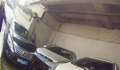 妈妈陡坡停车取卡没拉手刹 1岁娃坐副驾驶受伤