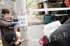 厕所围墙垮塌男子被压 警民徒手刨出来