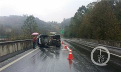 重庆多条高速路结冰 开车要注意