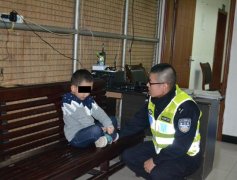 小男孩回家途中贪耍走丢 警民合力送其回家
