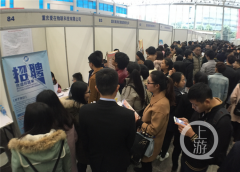 毕业生双选会举行 专业成绩好却内向的他饱受打击