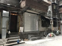 整面外墙成了卷帘门  楼上住户心惊胆战