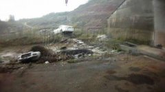 同学聚会喝醉酒 男子驾车冲出断头路