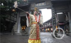 自驾大篷车游历中国 他用手机直播重庆