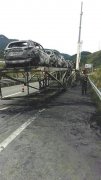 挂车上的12辆全新轿车被烧成光架架